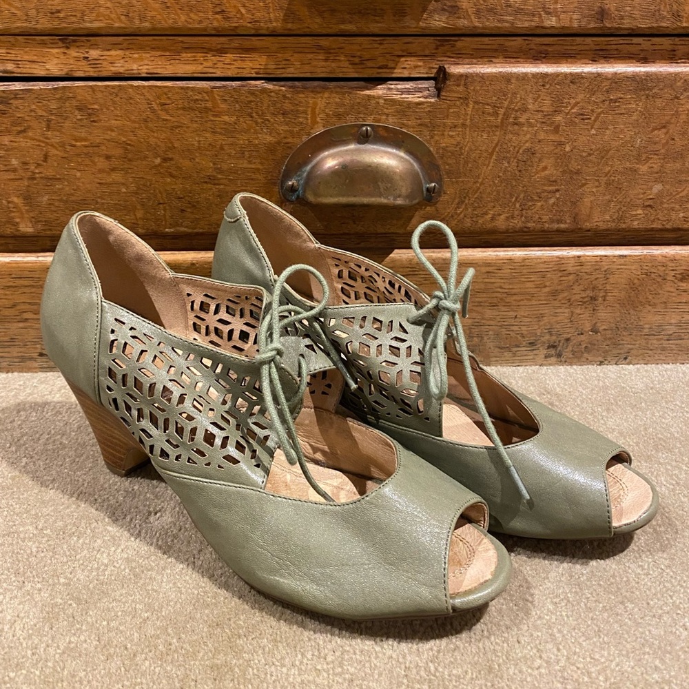 Geometric cut-out Peep Toe heels